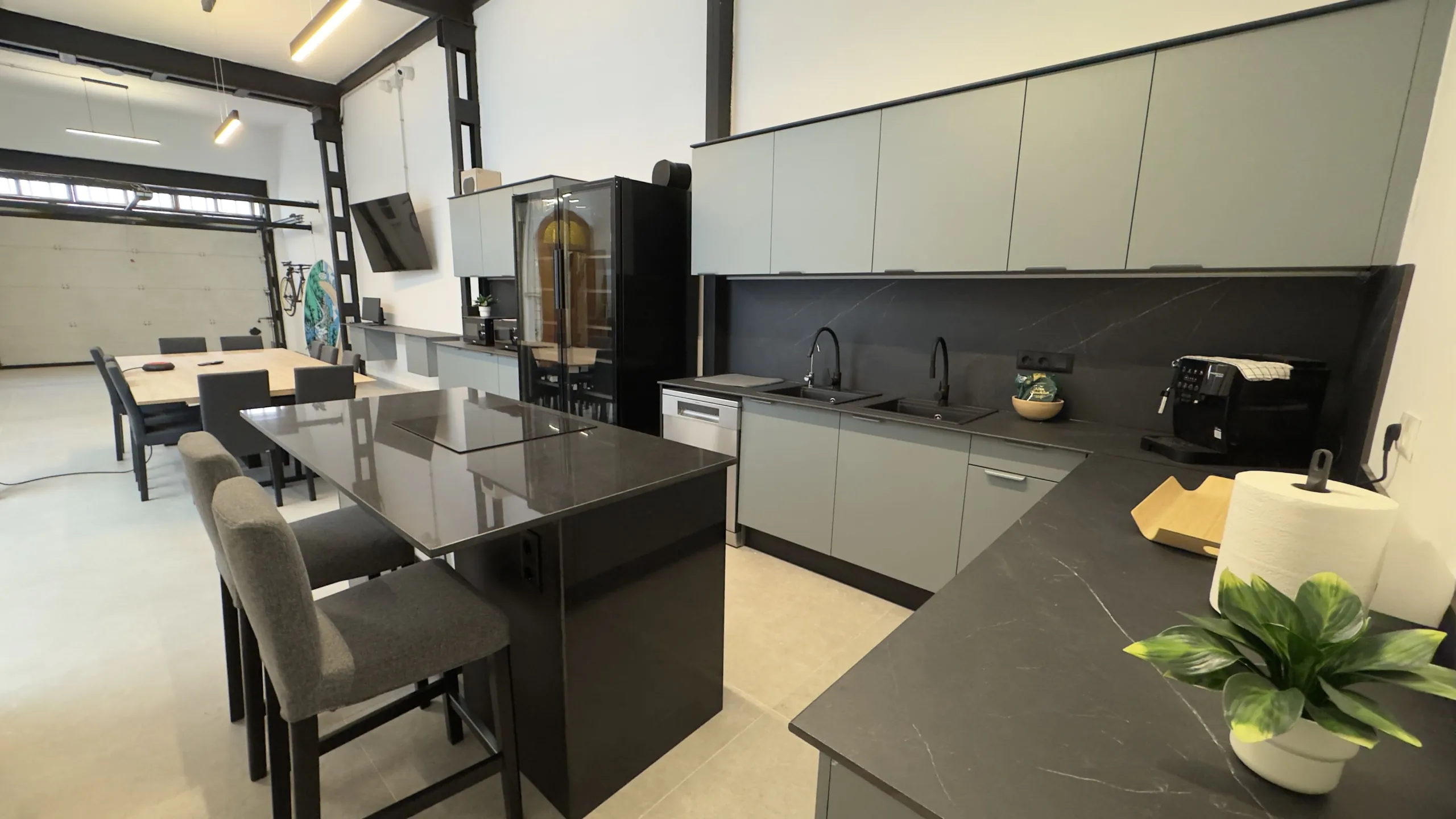 Zona comune interna con cucina di Casa Vera a Las Palmas