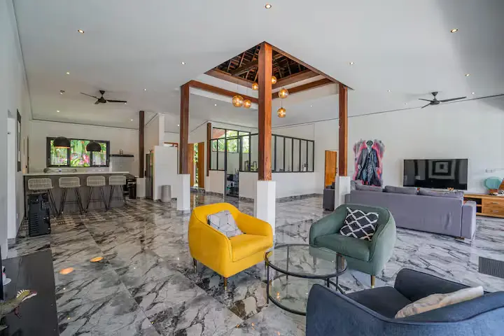 Area comune interna con cucina e spazi relax