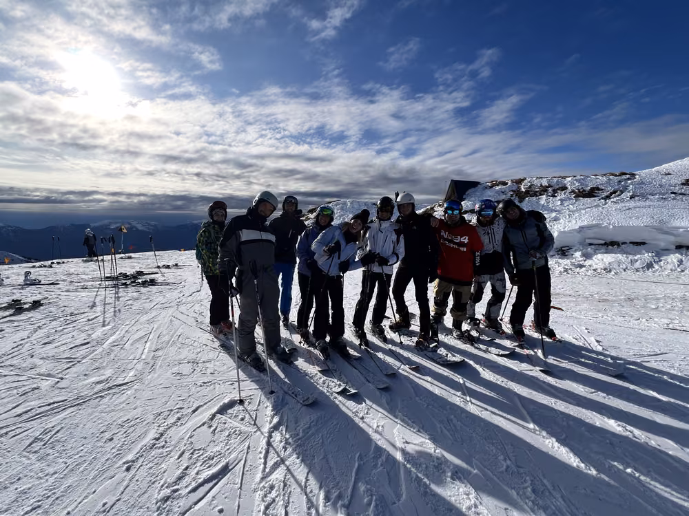 Gruppo di colivers con gli sci sulle piste innevate