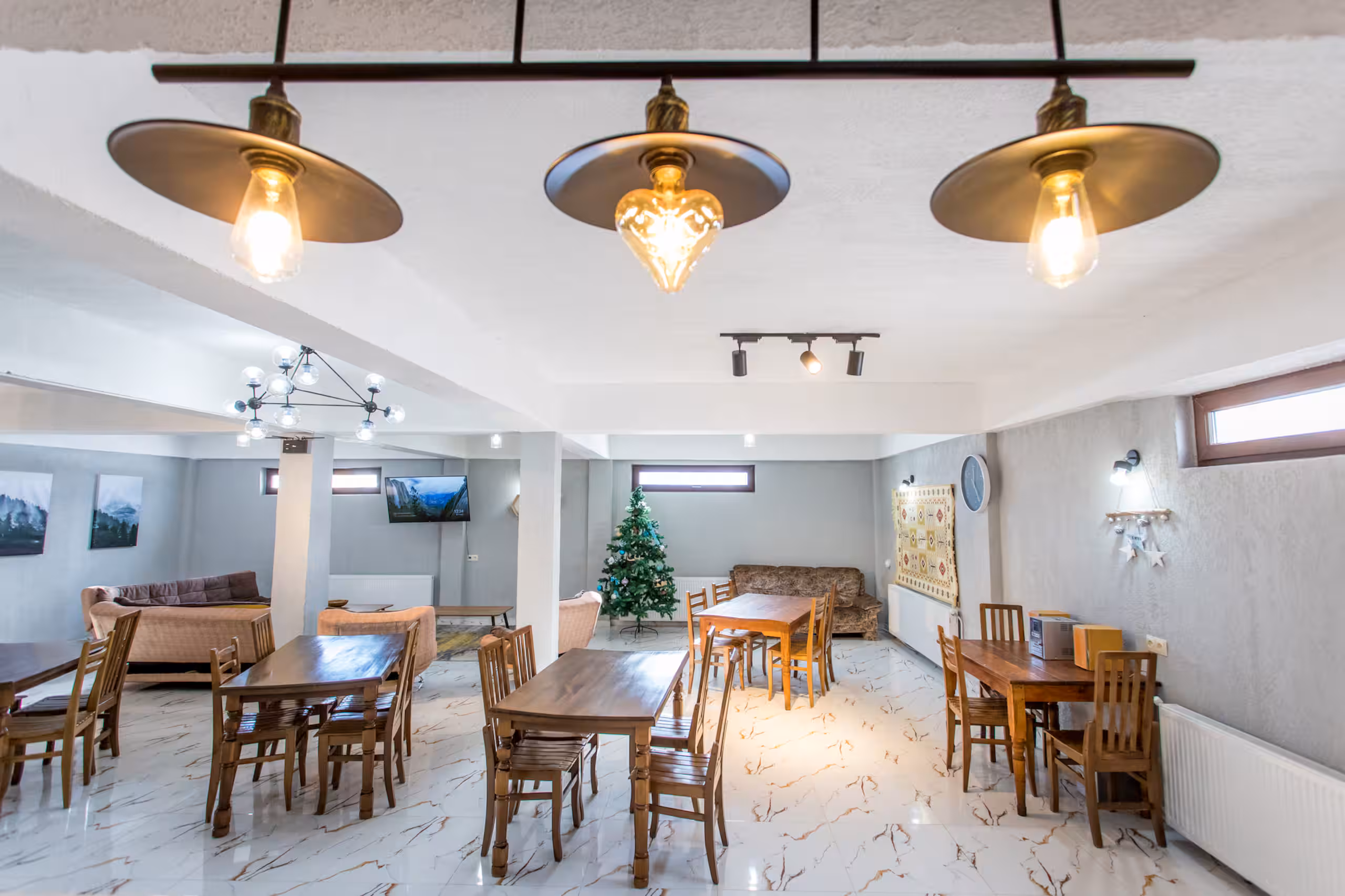 Area comune dello chalet con zona pranzo, coworking e relax