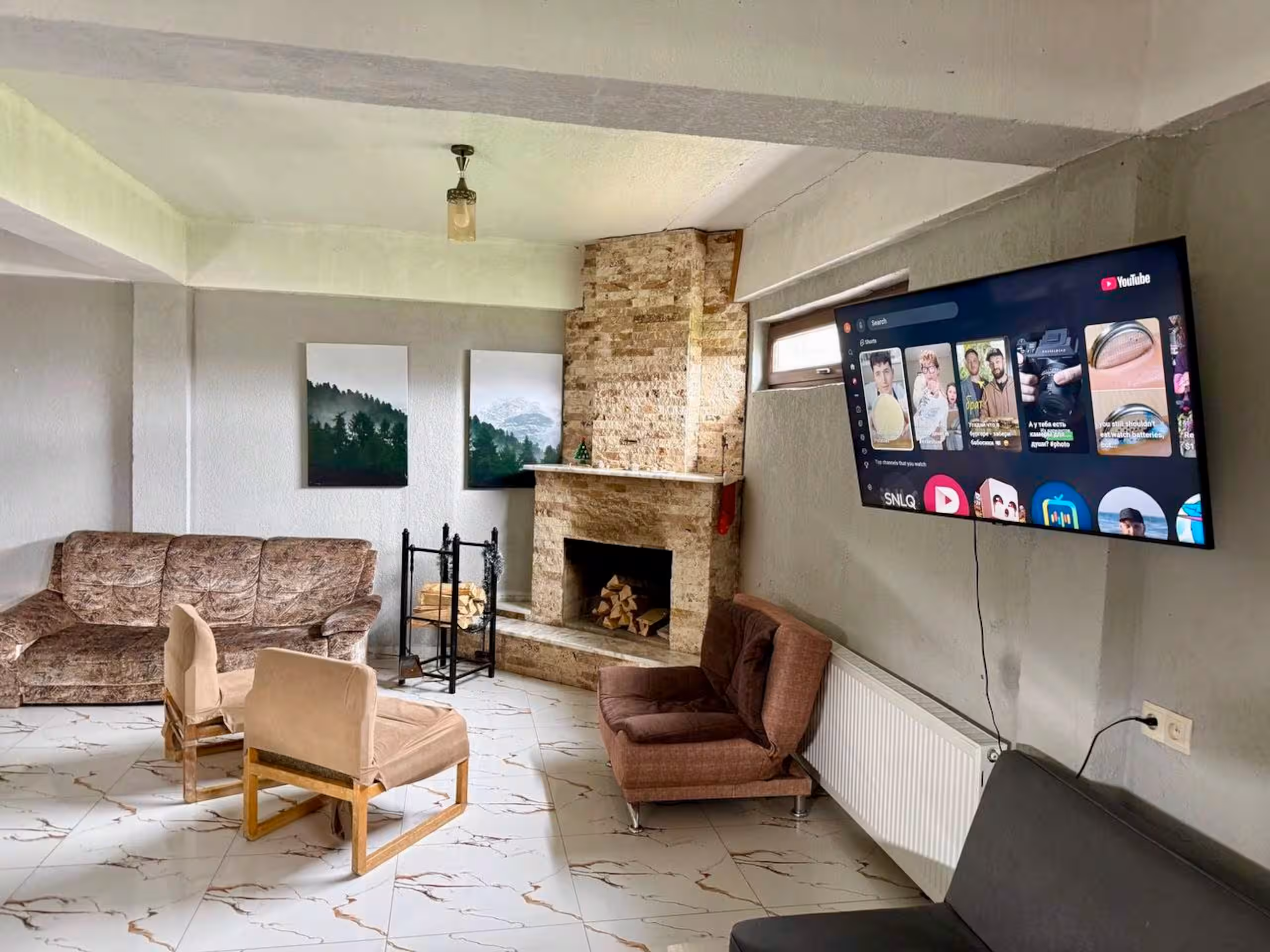 Angolo svago dello chalet con caminetto e PlayStation