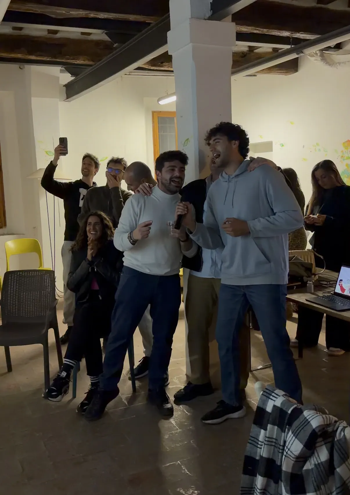 Serata karaoke tra i partecipanti di un CoLivers Meetup