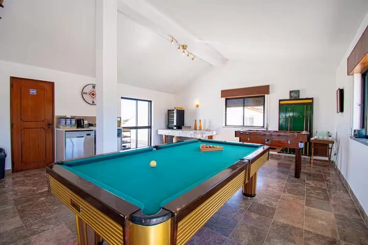 Sala giochi con biliardo e calcetto