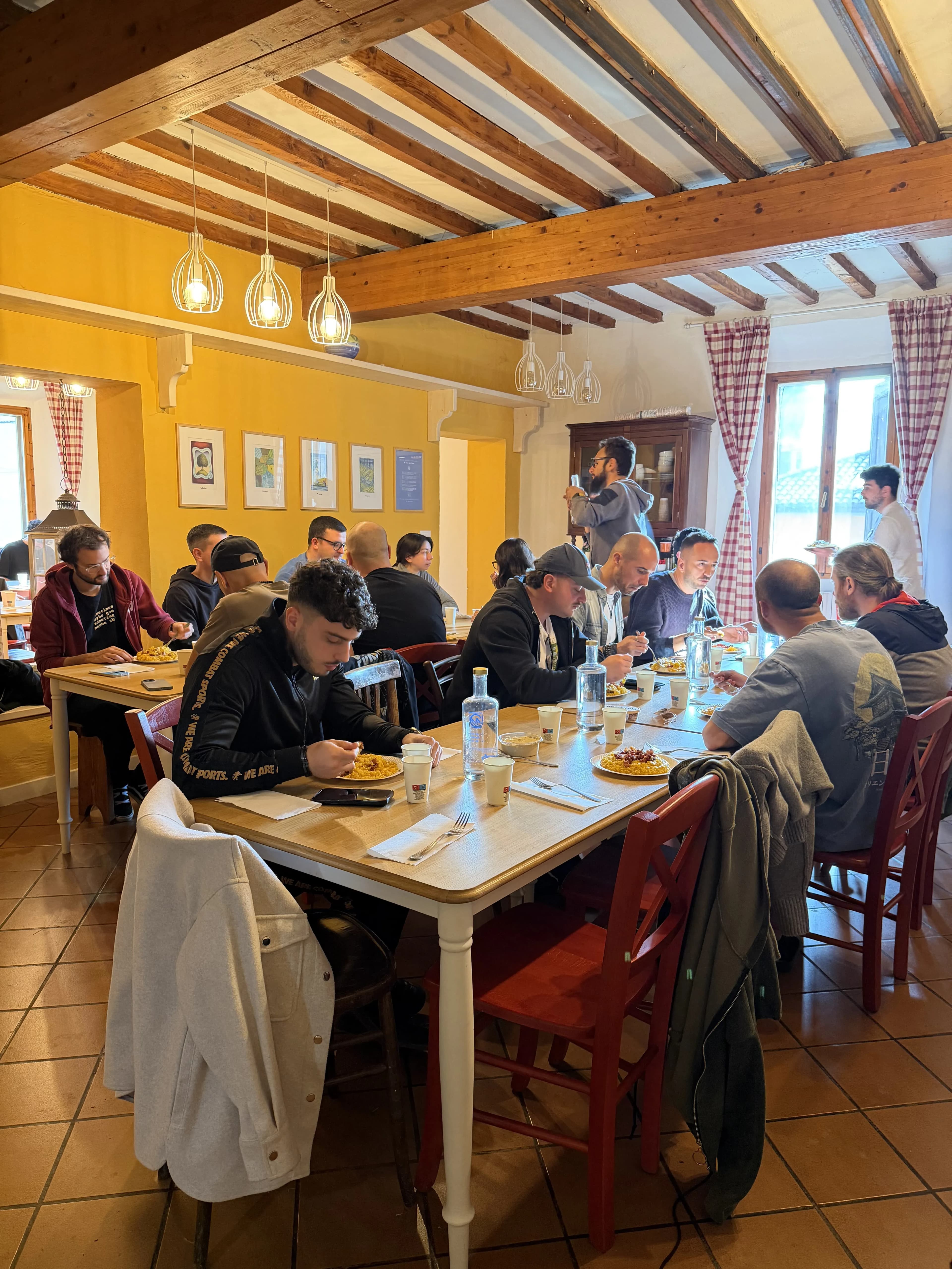 Networking durante i pranzi cucinati dalla community a un CoLivers Meetup