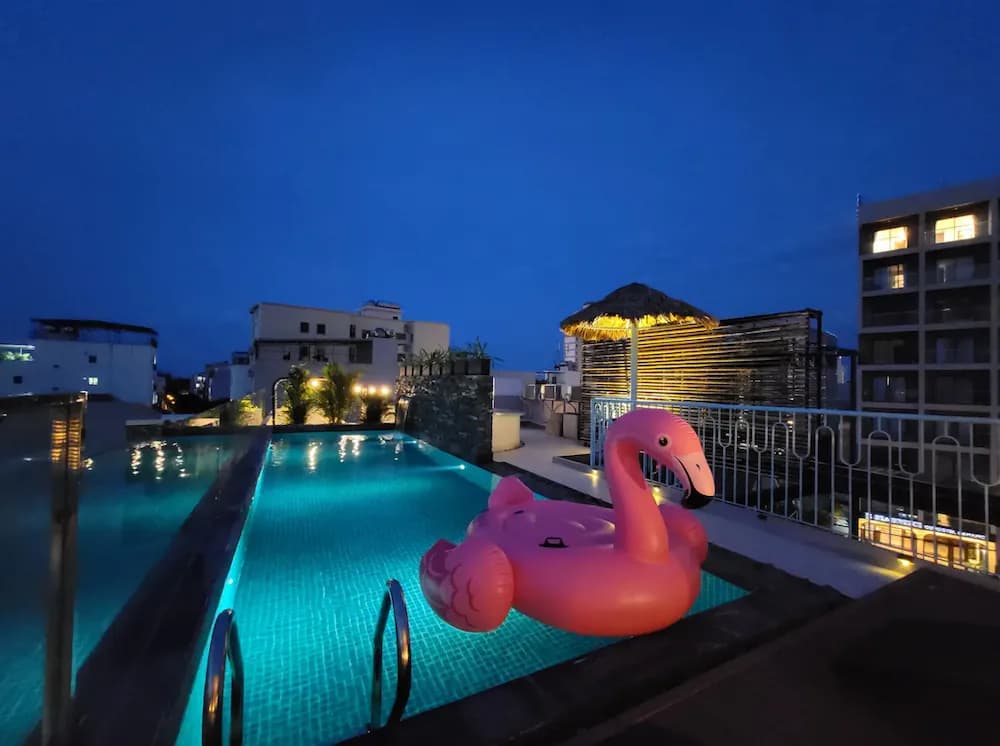 Rooftop con piscina di Wing House a Da Nang