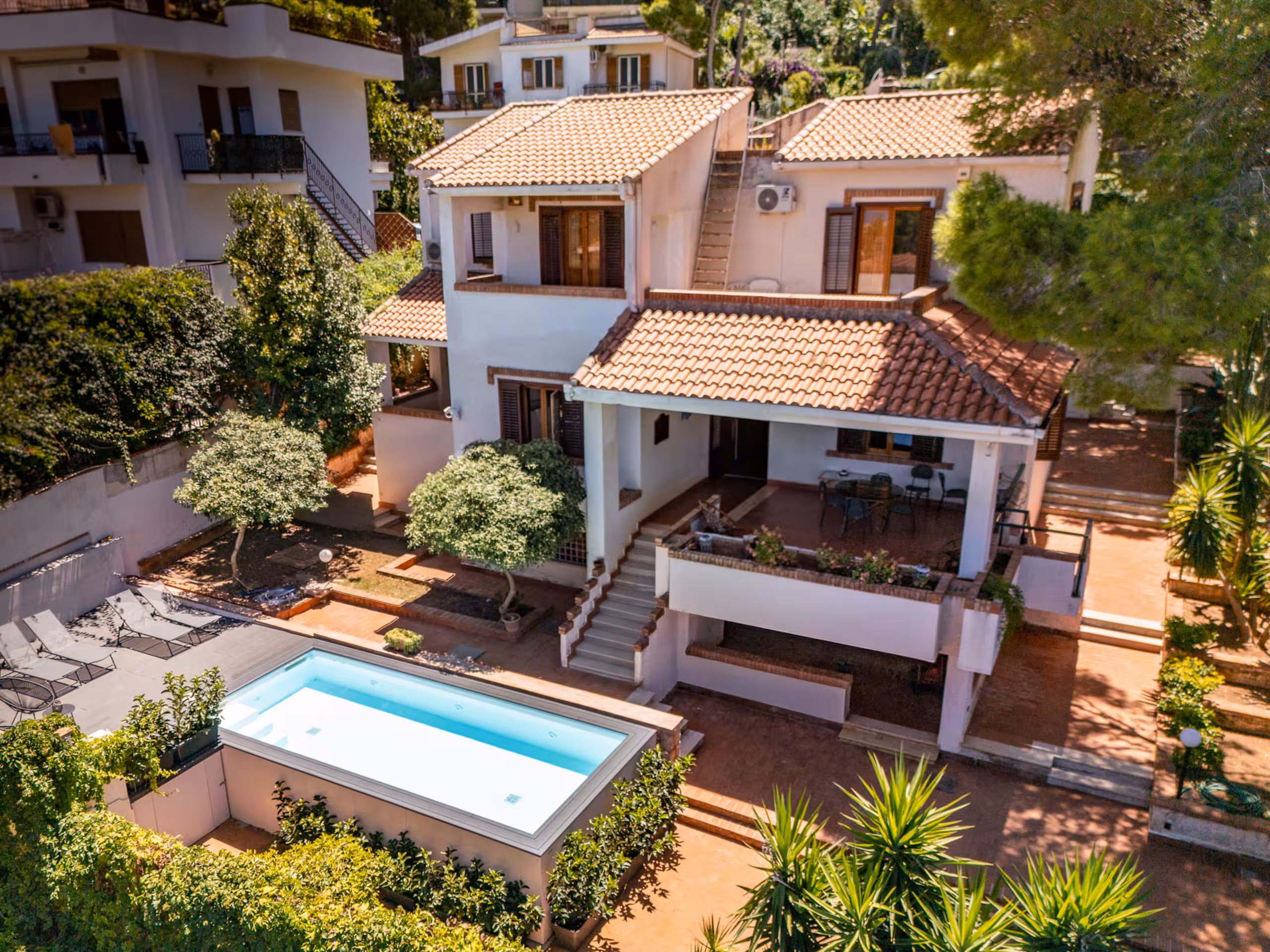 Vista dall'alto della villa con piscina privata del coliving a Mondello