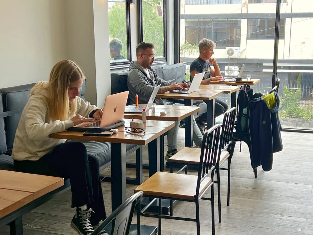 Sessione di coworking in uno spazio stimolante durante una CoLivers Experience